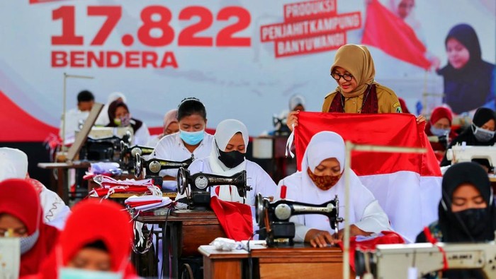 Bupati Banyuwangi Berdayakan Para Penjahit Kampung Bagikan Belasan Ribu Bendera Gratis
