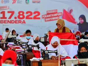 Bupati Ipuk Berdayakan Penjahit Kampung Bagikan Belasan Ribu Bendera Gratis
