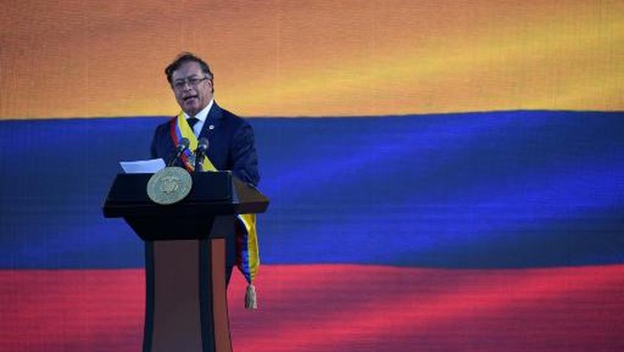 Colombias new President Gustavo Petro gestures during the inauguration ceremony at the Bolivar square in Bogota, on August 7, 2022. - Ex-guerrilla and former mayor Gustavo Petro was sworn in as Colombias first-ever leftist president, with plans for profound reforms in a country beset by economic inequality and drug violence. (Photo by JUAN BARRETO / AFP)