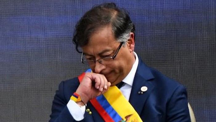 Colombias new President Gustavo Petro gestures during the inauguration ceremony at the Bolivar square in Bogota, on August 7, 2022. - Ex-guerrilla and former mayor Gustavo Petro was sworn in as Colombias first-ever leftist president, with plans for profound reforms in a country beset by economic inequality and drug violence. (Photo by JUAN BARRETO / AFP)