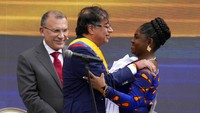 Gustavo Petro memeluk Wakil Presiden Francia Marquez setelah mengambil sumpah jabatannya. Terlihat Presiden Kongres Roy Barreras yang berada di belakang Gustavo ikut senang. Semasa kampanye, Petro berjanji selama empat tahun masa jabatannya untuk menaikkan pajak pada orang kaya, berinvestasi dalam perawatan kesehatan dan pendidikan. (Fernando Vergara/AP Photo)