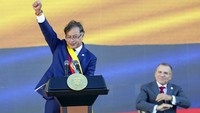 Presiden Gustavo Petro mengacungkan tangannya usai pidato pelantikan. Sejumlah kebijakan strategis langsung menanti antara lain  membuka hubungan dengan sejumlah negara beraliran kiri terutama tetangganya, Venezuela. (Fernando Vergara/AP Photo)