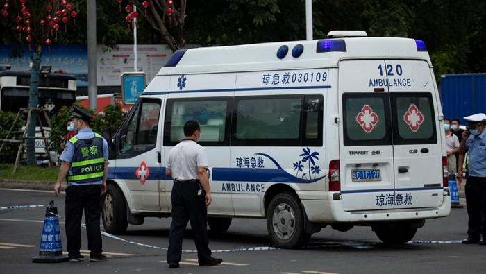 Corona Masih Ada, Kota Qionghai China Dilockdown A sanitation worker drives past an intersection amid lockdown measures to curb the coronavirus disease (COVID-19) outbreak in Sanya, Hainan province, China August 6, 2022. cnsphoto via REUTERS ATTENTION EDITORS - THIS IMAGE WAS PROVIDED BY A THIRD PARTY. CHINA OUT.