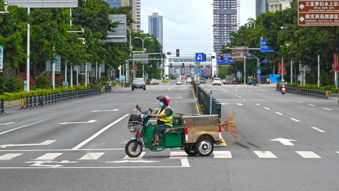 Corona Masih Ada, Kota Qionghai China Dilockdown A sanitation worker drives past an intersection amid lockdown measures to curb the coronavirus disease (COVID-19) outbreak in Sanya, Hainan province, China August 6, 2022. cnsphoto via REUTERS ATTENTION EDITORS - THIS IMAGE WAS PROVIDED BY A THIRD PARTY. CHINA OUT.