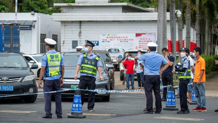 Corona Masih Ada, Kota Qionghai China Dilockdown A sanitation worker drives past an intersection amid lockdown measures to curb the coronavirus disease (COVID-19) outbreak in Sanya, Hainan province, China August 6, 2022. cnsphoto via REUTERS ATTENTION EDITORS - THIS IMAGE WAS PROVIDED BY A THIRD PARTY. CHINA OUT.