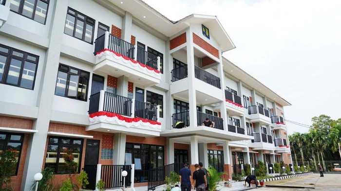 Kementerian Pekerjaan Umum dan Perumahan Rakyat (PUPR) melalui Direktorat Jenderal Perumahan telah menyelesaikan pembangunan rumah susun untuk para pekerja Banten West Java Tourism Development Corporation (TDC) senilai Rp 21,1 Miliar di Kawasan Ekonomi Khusus (KEK) Tanjung Lesung, Pandeglang, Banten. Rusun yang dibangun guna mendukung pengembangan  Kawasan Ekonomi Khusus (KEK) Tanjung Lesung dibangun satu tower setinggi tiga lantai dan memiliki hunian sebanyak 62 unit reguler dan dua unit difabel dengan tipe 24 lengkap dengan fasilitas meubelair didalamnya.