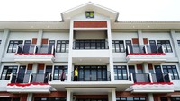 Rusun ini memiliki hunian sebanyak 62 unit reguler dan dua unit difabel dengan tipe 24 lengkap dengan fasilitas di dalamnya.
