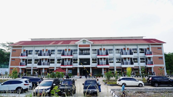 Daleman Rusun Rp 21 M buat Pekerja Tanjung Lesung Kementerian Pekerjaan Umum dan Perumahan Rakyat (PUPR) melalui Direktorat Jenderal Perumahan telah menyelesaikan pembangunan rumah susun untuk para pekerja Banten West Java Tourism Development Corporation (TDC) senilai Rp 21,1 Miliar di Kawasan Ekonomi Khusus (KEK) Tanjung Lesung, Pandeglang, Banten. Rusun yang dibangun guna mendukung pengembangan Kawasan Ekonomi Khusus (KEK) Tanjung Lesung dibangun satu tower setinggi tiga lantai dan memiliki hunian sebanyak 62 unit reguler dan dua unit difabel dengan tipe 24 lengkap dengan fasilitas meubelair didalamnya.