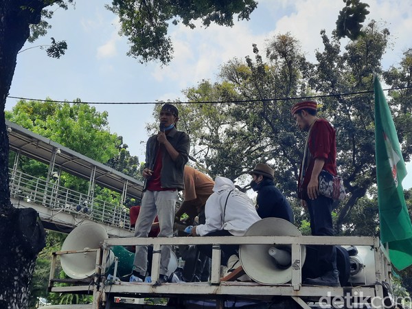 Lebih lanjut, Aliansi Labuan Bajo Menggugat juga ingin pemerintah serta aparat menghentikan aksi represif pada masyarakat dan pelaku wisata di Labuan Bajo. Ini terkait penangkapan dan penetapan tersangka pada pengunjuk rasa di Labuan Bajo. Lebih lanjut, Aliansi Labuan Bajo Menggugat juga ingin pemerintah serta aparat menghentikan aksi represif pada masyarakat dan pelaku wisata di Labuan Bajo. Ini terkait penangkapan dan penetapan tersangka pada pengunjuk rasa di Labuan Bajo.