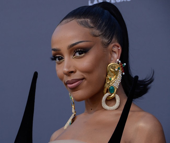 Saat hadir di Billboard Music Award pada Mei 2022, Doja Cat tampil dengan rambut yang dikuncir kuda.Foto: Getty Images