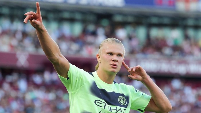 LONDON, ENGLAND - AUGUST 07: Erling Haaland of Manchester City celebrates after scoring his sides second goal during the Premier League match between West Ham United and Manchester City at London Stadium on August 07, 2022 in London, England. (Photo by James Gill - Danehouse/Getty Images)