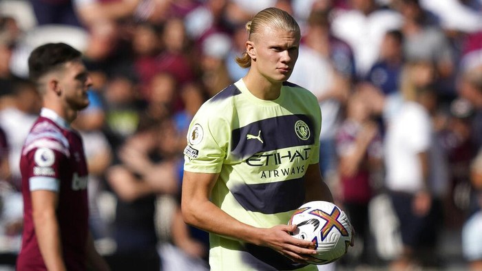 Manchester Citys Erling Haaland holds a ball prior the start of the English Premier League soccer match between West Ham United and Manchester City at the London Stadium in London, England, Sunday, Aug. 7, 2022. (AP Photo/Frank Augstein)