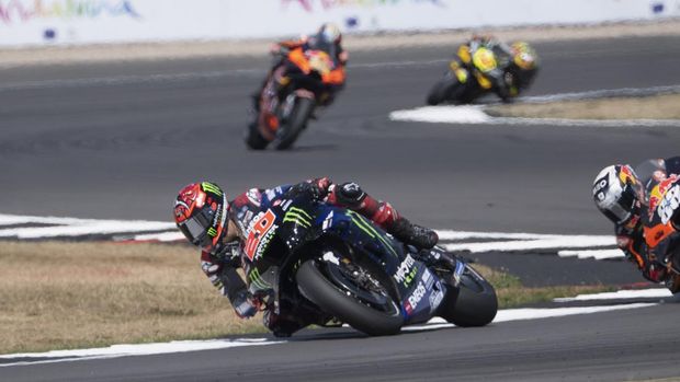 NORTHAMPTON, ENGLAND - AUGUST 07: Fabio Quartararo of France and Monster Energy Yamaha MotoGP Team leads the field during the MotoGP race during the MotoGP of Great Britain - Race at Silverstone Circuit on August 07, 2022 in Northampton, England. (Photo by Mirco Lazzari gp/Getty Images)