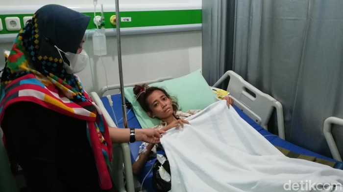 Faradila Rizki Nuryanti (20) hanya bisa terbaring lemah di bangsal Flamboyan RSUD Dr Moewardi Solo didampingi sang ibu, Dewi Sriyanti (40), Senin (8/8/2022).