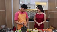 Ketika mengunjungi Jakarta, Felicia Tissue belajar memasak chef Eddy Siswanto. Dirinya diajak memasak Laksa Singapura yang khas dengan bahan-bahan lengkap. Foto: YouTube/Eddy Siswanto