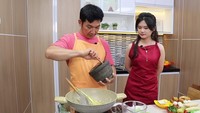 Walaupun syuting di dapur, dia tampak anggun mengenakan dress berwarna merah. Felicia sangat memperhatikan satu persatu tahapan memasak yang dicontohkan. Foto: YouTube/Eddy Siswanto