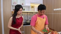 Felicia Tissue serius dalam memperhatikan cara memasak yang dicontohkan. Dirinya juga tidak sungkan untuk bertanya satu per satu tentang bahan yang digunakan. Foto: YouTube/Eddy Siswanto