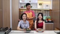 Tidak hanya sendiri, ternyata ibunda Felicia menemani putrinya belajar memasak. Keduanya mencicipi hasil racikan Laksa Singapura buatan chef Eddy dan Felicia bersama-sama. Foto: YouTube/Eddy Siswanto