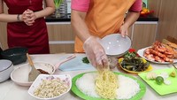 Chef Eddy dengan cekatan mengajarkan Felicia menyusun wadah makanan untuk penyajian nanti. Ada bihun hingga mie kuning disusun hingga rapi.  Foto: YouTube/Eddy Siswanto
