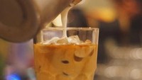 Mulai beroperasi pada pertengahan tahun 2020, Tebalik Kopi berhasil memikat perhatian pelanggannya yang didominasi anak muda. Kafe yang berlokasi di Jalan Haji Nawi Raya No.3A, Cilandak, Jakarta Selatan ini punya es kopi yang khas seharga Rp 30.000. Foto: Instagram/istimewa