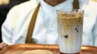 Baru buka sejak akhir tahun 2020, Darmin Kopi menawarkan sensasi minum kopi dengan tempat yang cocok untuk anak muda. Berlokasi di Jalan Duren Tiga Raya No.7E, segelas es kopi yang juga tersedia dalam racikan plant based dipatok mulai Rp 20.000an saja. Foto: Instagram/istimewa