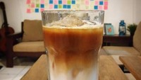 Punya nama yang unik, kesegaran kopi di Kedai Kopi Nomor 2 bisa dipesan langsung ke gerai maupun secara online. Berlokasi di Jalan M. Kahfi No.2, Jagakarsa, Jakarta Selatan harga es kopi susunya dipatok mulai dari Rp 15.000 saja. Foto: Instagram/istimewa