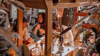 Ngumpet di dalam gang, kopi kaki lima murah meriah ini cocok untuk menjadi alternatif hangout bagi anak muda. Abioez Kopi di Gang Garuda III No.41, Pejaten Barat, Pasar Minggu menawarkan es kopi susu dengan gerobak kayu sederhana. Foto: Instagram/istimewa