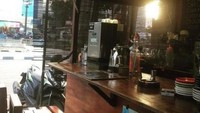 Diracik di atas gerobak kayu yang antik, Dos Amigos menyajikan es kopi susu mulai dari Rp 15.000an saja. Lokasinya di Jalan Raya Pasar Minggu No.27 mudah diakses untuk mencicipi es kopi susu dan camilannya yang nikmatnya. Foto: Instagram/istimewa
