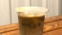 Menggunakan ruangan yang terbuat dari kontainer, Mys Bar mencolok perhatian di tengah kawasan Jalan Tebet Barat VII No.51. Mys Bar dikenal memiliki racikan es kopi susu yang segar mulai dari harga Rp 15.000 saja. Foto: Instagram/istimewa