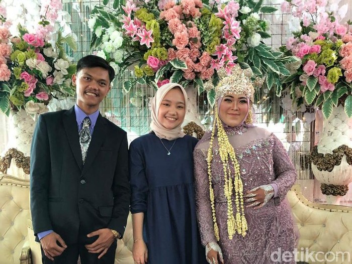 Foto Deajeng bersama kedua pengantin. Foto Deajeng bersama kedua pengantin.