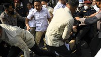 Jatuhnya para petugas pengamanan tersebut akibat berdesakan dengan massa saat mengawal ketua umum partainya di lokasi Pendaftaran Partai Politik Calon Peserta Pemilu tahun 2024.