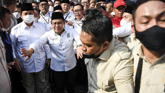 Foto-foto Petugas Pengamanan Gerindra Berjatuhan di KPU Ada momen sejumlah petugas pengamanan dari Partai Gerindra berjatuhan akibat berdesakan dengan massa saat mengawal ketum di KPU.