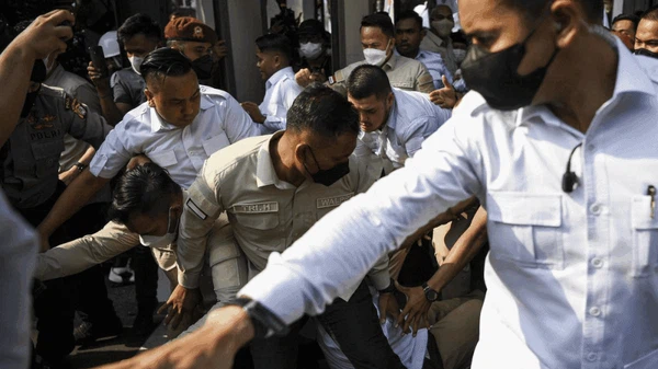 Petugas Pengamanan Gerindra Berjatuhan Saat Daftar ke KPU