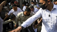 Ini dia momen sejumlah petugas pengamanan dari Partai Gerindra berjatuhan di Gedung Komisi Pemilihan Umum (KPU), Jakarta, Senin (8/8/2022).