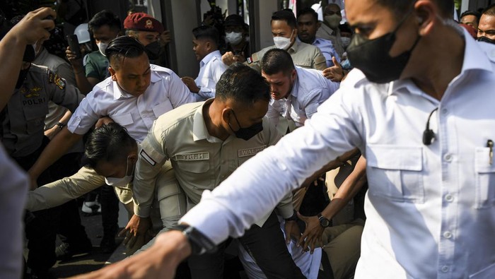 Foto-foto Petugas Pengamanan Gerindra Berjatuhan di KPU Ada momen sejumlah petugas pengamanan dari Partai Gerindra berjatuhan akibat berdesakan dengan massa saat mengawal ketum di KPU.