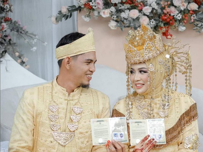 Kisah polwan yang menikah dengan sopir truk viral di media sosial. Kisah polwan yang menikah dengan sopir truk viral di media sosial.