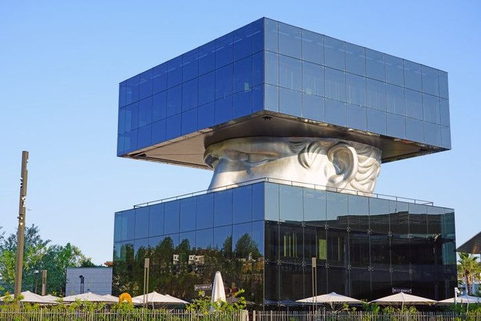 gedung aneh