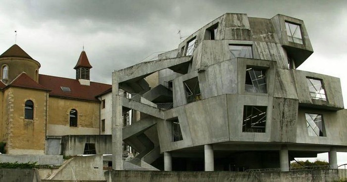 gedung aneh gedung aneh