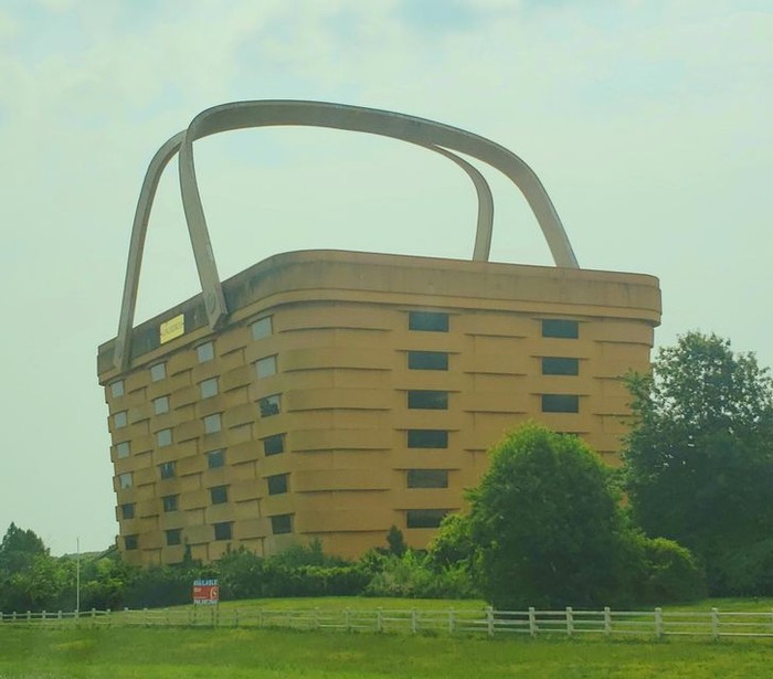 gedung aneh