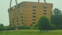 Gedung berbentuk keranjang ini terletak di Ohio, AS. Mungkin dulu ada raksasa yang lupa bawa belanjaan, lalu diubah sama manusia jadi tempat tinggal. Foto: Dok. Brightside