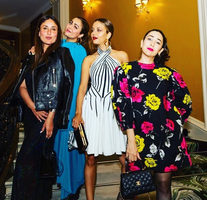 Bollywood punya geng populer yang selalu jadi pusat perhatian. Geng ibu-ibu ini beranggotakan Kareena Kapoor, Karisma Kapoor, Malaika Arora, dan Amrita Arora.