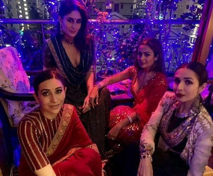 Bollywood punya geng populer yang selalu jadi pusat perhatian. Geng ibu-ibu ini beranggotakan Kareena Kapoor, Karisma Kapoor, Malaika Arora, dan Amrita Arora.