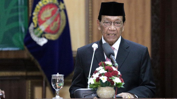 Gubernur DIY Sri Sultan Hamengku Buwono X dalam Rapat Paripurna Istimewa Paparan Visi dan Misi Gubernur dan Wagub DIY Masa Jabatan 2022-2027 di kantor DPRD DIY, Senin (8/8/2022).