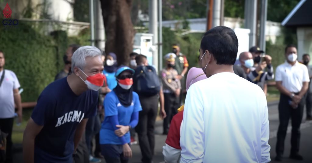 Gubernur Jawa Tengah Ganjar Pranowo bersama Presiden Joko Widodo (Jokowi) saat berjalan santai di sepanjang Jalan Slamet Riyadi, Kota Surakarta, Minggu, 7 Agustus 2022. (tangkapan Layar via Youtube Sekretariat Presiden)