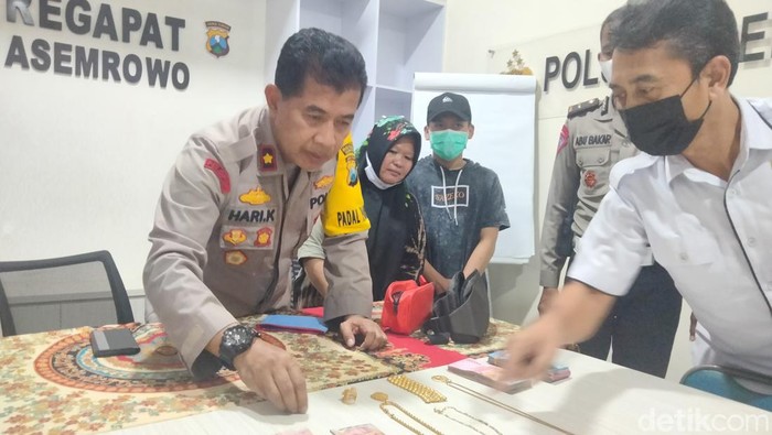 Harideh saat berada di Polsek Asemrowo mengambil tas isi uang dan perhiasan puluhan juta