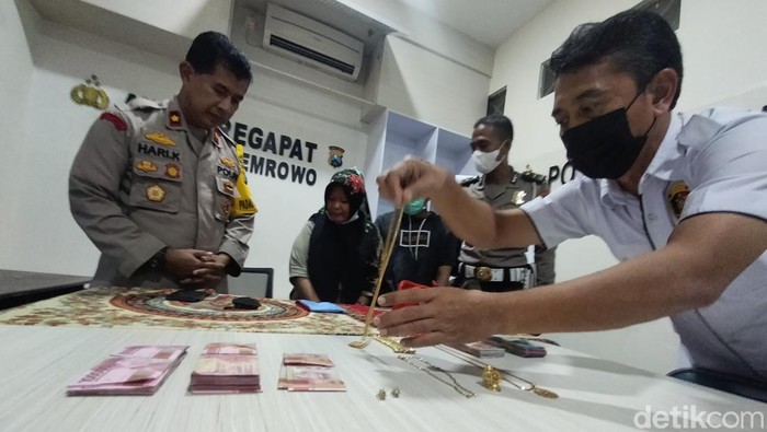 Harideh saat berada di Polsek Asemrowo mengambil tas isi uang dan perhiasan puluhan juta