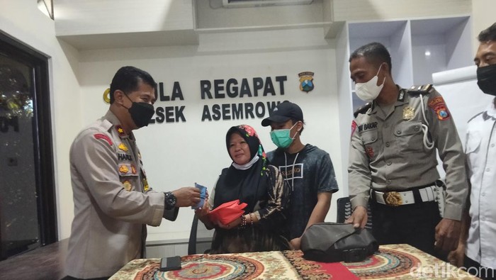 Harideh saat berada di Polsek Asemrowo mengambil tas isi uang dan perhiasan puluhan juta