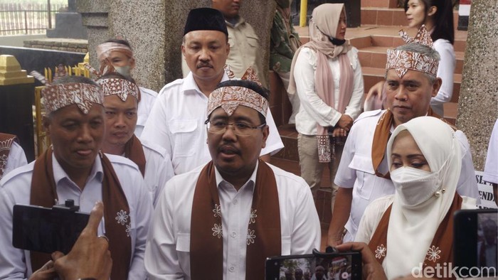Bupati Mojokerto Ikfina Fahmawati (kanan), Ketua Gerindra Jatim Anwar Sadad (tengah),  Ketua Gerindra Mojokerto (kiri).