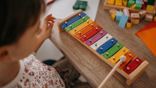 Ilustrasi anak bermain alat musik pukul Xylophone