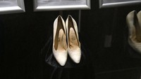Sepatu hak Ferragamo asli milik Marilyn Monroe. Cantik sekali sepatunya ya! Foto: Getty Images/Michael Tullberg